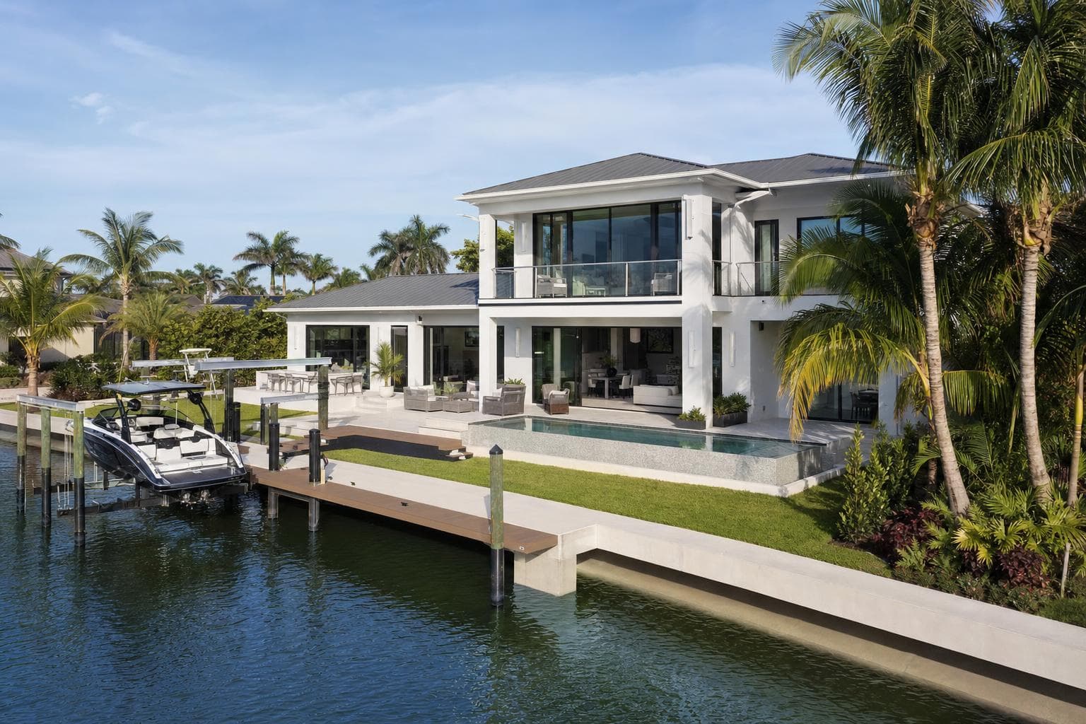 Modernes Kanalhaus – Design-Architektur mit Bootsanleger