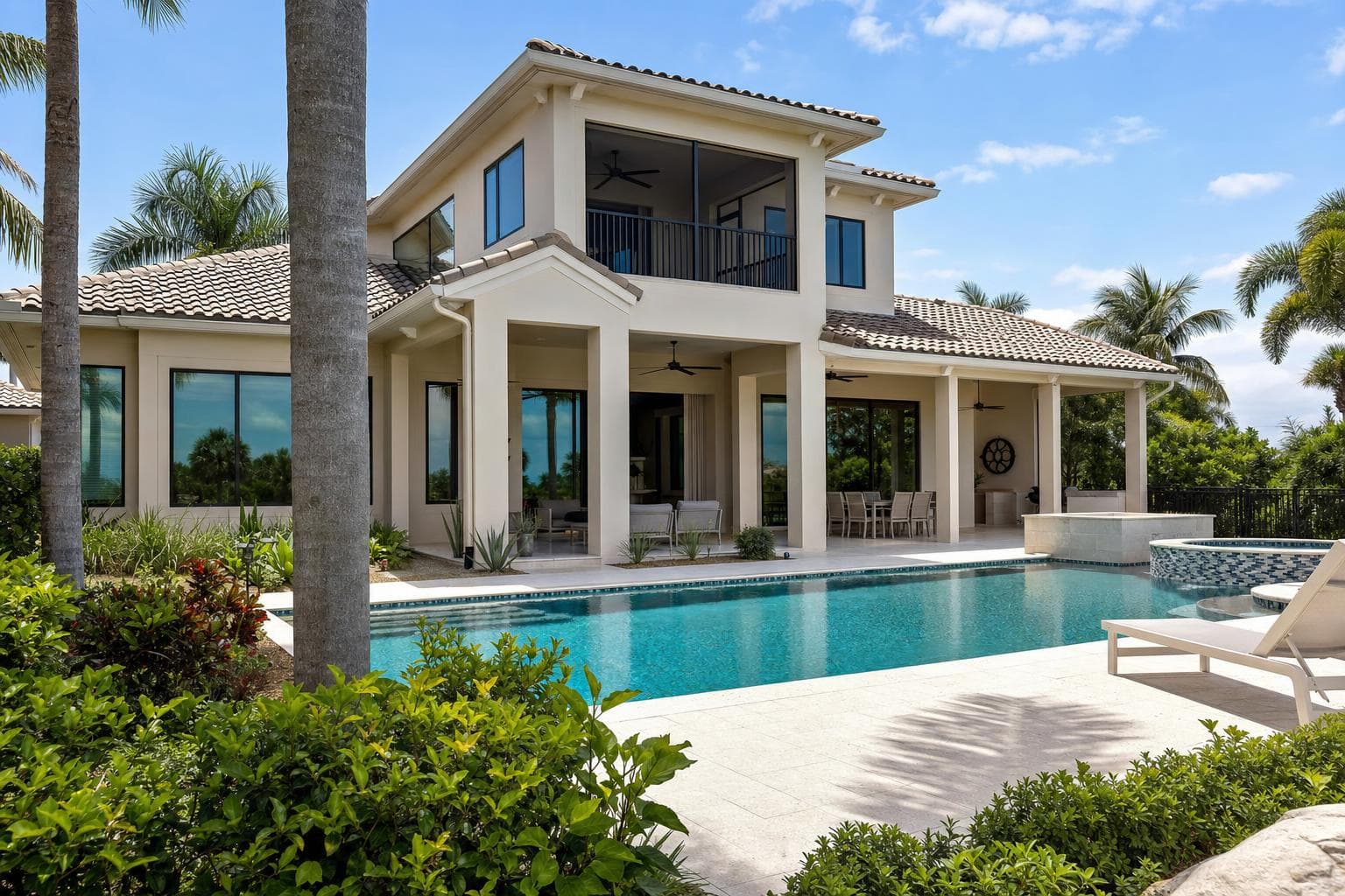 Stilvolles Wohnhaus in Miromar Lakes – Golf & Seelage